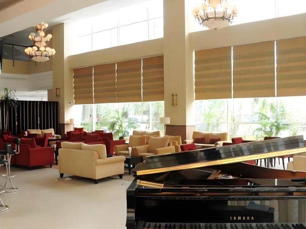 Grage Hotel Cirebon Bagian luar foto